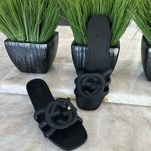 Ladies GUCCI rubber slides 8 pre owned